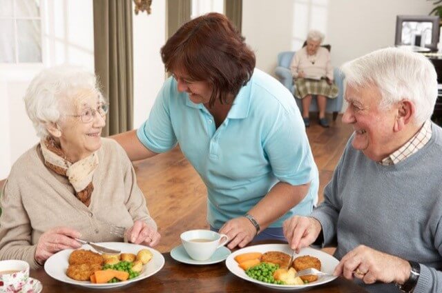 Assistenza al pasto per anziani