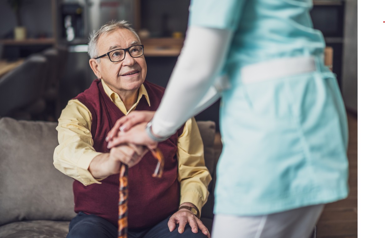 Diritti e doveri della badante convivente: cosa deve sapere chi assiste a tempo pieno
